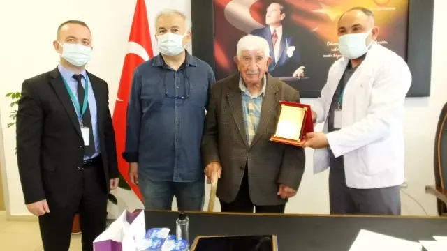 Burhaniye'de 96 yaşındaki hayırsevere plaketli teşekkür Burhaniye'de 96 yaşındaki hayırsevere plaketli teşekkür