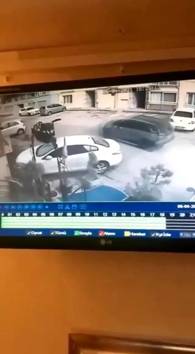 Bursa'da jip sürücüsünün uyuyan köpeği ezdiği anlar güvenlik kamerasına yansıdı Bursa'da jip sürücüsünün uyuyan köpeği ezdiği anlar güvenlik kamerasına yansıdı