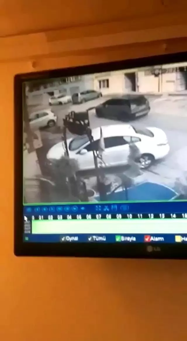 Bursa'da jip sürücüsünün uyuyan köpeği ezdiği anlar güvenlik kamerasına yansıdı Bursa'da jip sürücüsünün uyuyan köpeği ezdiği anlar güvenlik kamerasına yansıdı