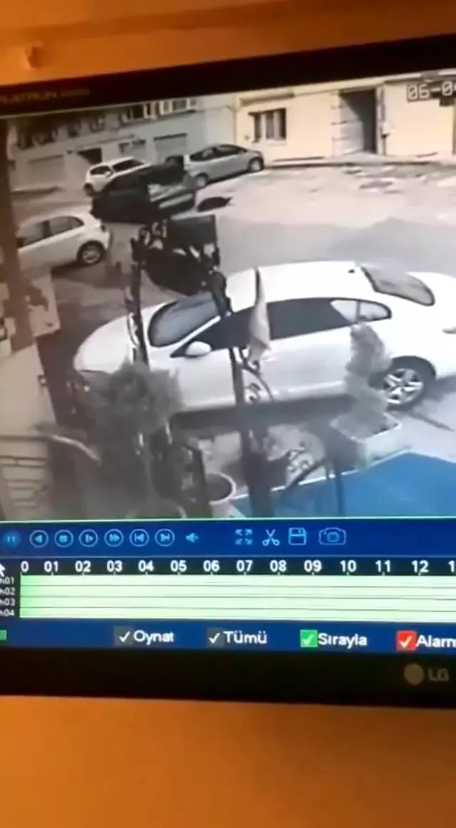 Bursa'da jip sürücüsünün uyuyan köpeği ezdiği anlar güvenlik kamerasına yansıdı Bursa'da jip sürücüsünün uyuyan köpeği ezdiği anlar güvenlik kamerasına yansıdı