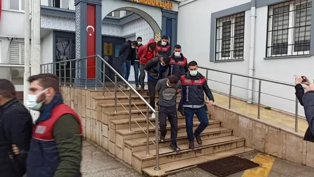 Bursa'da tır ve baz istasyonlarında hırsızlık yapan 8 kişilik şebeke çökertildi Bursa'da tır ve baz istasyonlarında hırsızlık yapan 8 kişilik şebeke çökertildi