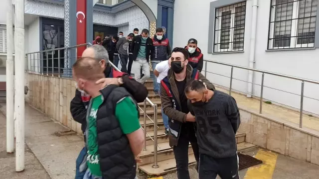 Bursa'da tır ve baz istasyonlarında hırsızlık yapan 8 kişilik şebeke çökertildi Bursa'da tır ve baz istasyonlarında hırsızlık yapan 8 kişilik şebeke çökertildi