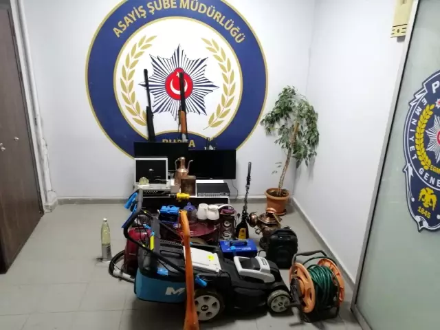 Bursa'da tır ve baz istasyonlarında hırsızlık yapan 8 kişilik şebeke çökertildi Bursa'da tır ve baz istasyonlarında hırsızlık yapan 8 kişilik şebeke çökertildi