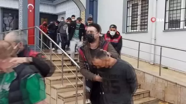 Bursa'da tır ve baz istasyonlarında hırsızlık yapan 8 kişilik şebeke çökertildi Bursa'da tır ve baz istasyonlarında hırsızlık yapan 8 kişilik şebeke çökertildi