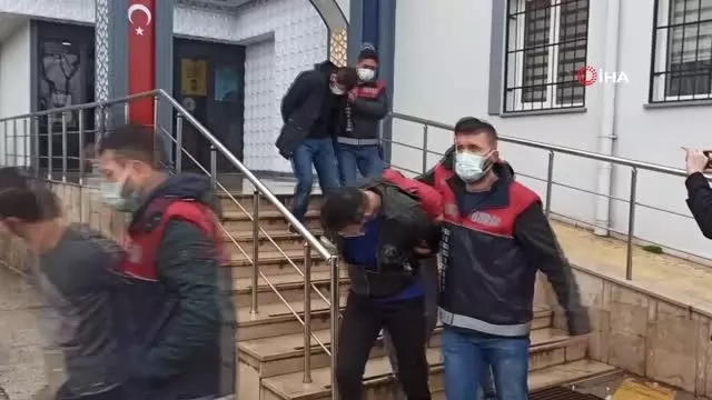 Bursa'da tır ve baz istasyonlarında hırsızlık yapan 8 kişilik şebeke çökertildi Bursa'da tır ve baz istasyonlarında hırsızlık yapan 8 kişilik şebeke çökertildi
