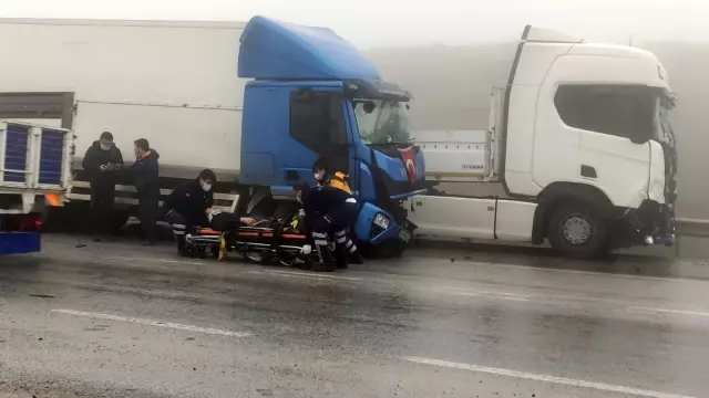 Bursa'da yoğun sis...İki tır çarpıştı: 1 yaralı Bursa'da yoğun sis...İki tır çarpıştı: 1 yaralı