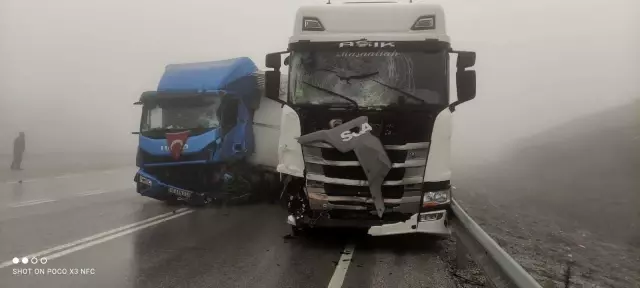 Bursa'da yoğun sis...İki tır çarpıştı: 1 yaralı Bursa'da yoğun sis...İki tır çarpıştı: 1 yaralı
