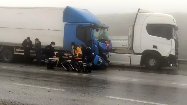 Bursa'da yoğun sis...İki tır çarpıştı: 1 yaralı Bursa'da yoğun sis...İki tır çarpıştı: 1 yaralı
