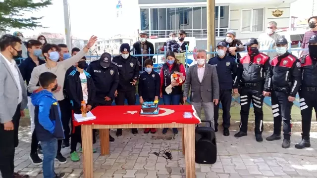 Cami cemaatinden polise yaş pastalı kutlama Cami cemaatinden polise yaş pastalı kutlama