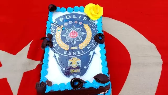 Cami cemaatinden polise yaş pastalı kutlama Cami cemaatinden polise yaş pastalı kutlama