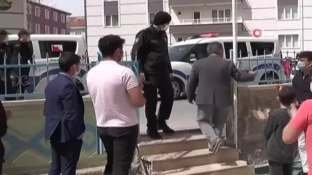 Cami cemaatinden polise yaş pastalı kutlama Cami cemaatinden polise yaş pastalı kutlama