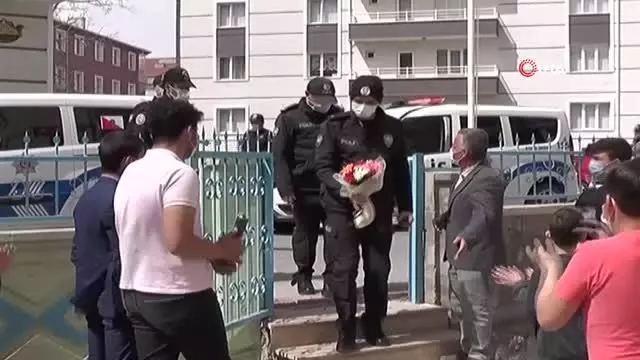 Cami cemaatinden polise yaş pastalı kutlama Cami cemaatinden polise yaş pastalı kutlama
