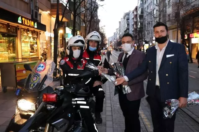 Son dakika yaşam: ÇELDER Başkanı Mehmet Taş, 'Polis Haftası'nda polislere karanfil dağıttı Son dakika yaşam: ÇELDER Başkanı Mehmet Taş, 'Polis Haftası'nda polislere karanfil dağıttı