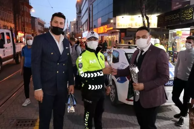 Son dakika yaşam: ÇELDER Başkanı Mehmet Taş, 'Polis Haftası'nda polislere karanfil dağıttı Son dakika yaşam: ÇELDER Başkanı Mehmet Taş, 'Polis Haftası'nda polislere karanfil dağıttı