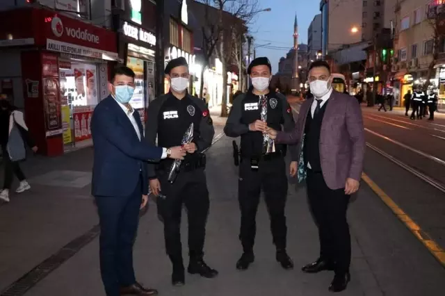 Son dakika yaşam: ÇELDER Başkanı Mehmet Taş, 'Polis Haftası'nda polislere karanfil dağıttı Son dakika yaşam: ÇELDER Başkanı Mehmet Taş, 'Polis Haftası'nda polislere karanfil dağıttı