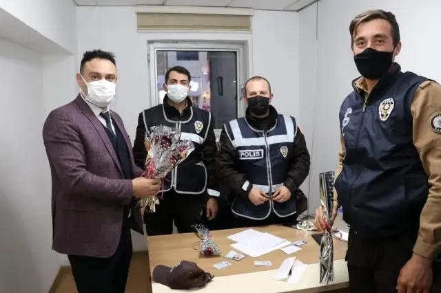 Son dakika yaşam: ÇELDER Başkanı Mehmet Taş, 'Polis Haftası'nda polislere karanfil dağıttı Son dakika yaşam: ÇELDER Başkanı Mehmet Taş, 'Polis Haftası'nda polislere karanfil dağıttı
