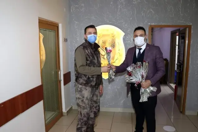 Son dakika yaşam: ÇELDER Başkanı Mehmet Taş, 'Polis Haftası'nda polislere karanfil dağıttı Son dakika yaşam: ÇELDER Başkanı Mehmet Taş, 'Polis Haftası'nda polislere karanfil dağıttı