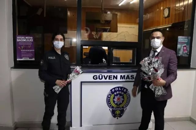 Son dakika yaşam: ÇELDER Başkanı Mehmet Taş, 'Polis Haftası'nda polislere karanfil dağıttı Son dakika yaşam: ÇELDER Başkanı Mehmet Taş, 'Polis Haftası'nda polislere karanfil dağıttı