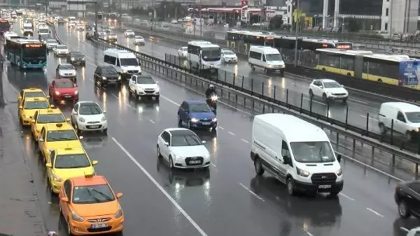 CEVİZLİBAĞ'DA YAĞIŞ ETKİLİ OLUYOR CEVİZLİBAĞ'DA YAĞIŞ ETKİLİ OLUYOR