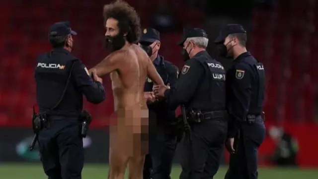 Çılgın taraftar çırılçıplak sahaya girdi! Maça damga vuran anlar objektiflere yansıdı Çılgın taraftar çırılçıplak sahaya girdi! Maça damga vuran anlar objektiflere yansıdı