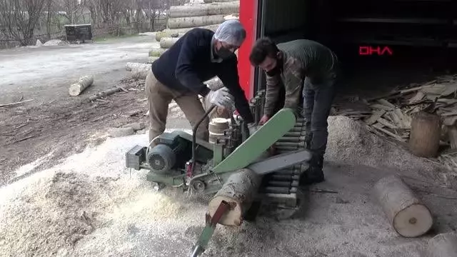 ÇİN'DEN GETİRTİP SATTIĞI AHŞAP KARIŞTIRMA ÇUBUKLARINI, KENDİSİ ÜRETMEYE BAŞLADI ÇİN'DEN GETİRTİP SATTIĞI AHŞAP KARIŞTIRMA ÇUBUKLARINI, KENDİSİ ÜRETMEYE BAŞLADI