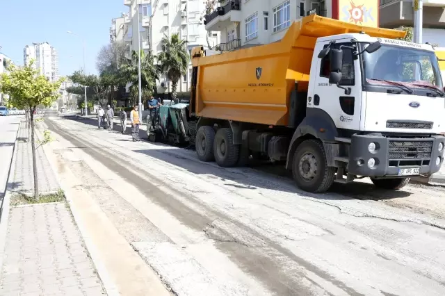 Çınarlı Caddesi'ne sıcak asfalt çalışması Çınarlı Caddesi'ne sıcak asfalt çalışması