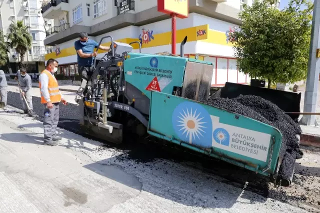 Çınarlı Caddesi'ne sıcak asfalt çalışması Çınarlı Caddesi'ne sıcak asfalt çalışması