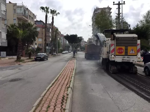 Çınarlı Caddesi'ne sıcak asfalt çalışması Çınarlı Caddesi'ne sıcak asfalt çalışması