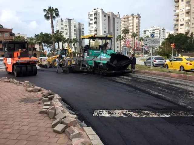 Çınarlı Caddesi'ne sıcak asfalt çalışması Çınarlı Caddesi'ne sıcak asfalt çalışması