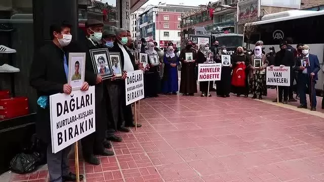 Çocuklarının dağa kaçırılmasından HDP'yi sorumlu tutan aileler eylem yaptı (3) Çocuklarının dağa kaçırılmasından HDP'yi sorumlu tutan aileler eylem yaptı (3)