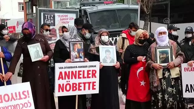 Çocuklarının dağa kaçırılmasından HDP'yi sorumlu tutan aileler eylem yaptı (3) Çocuklarının dağa kaçırılmasından HDP'yi sorumlu tutan aileler eylem yaptı (3)