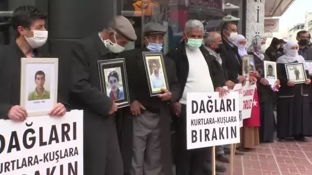 Çocuklarının dağa kaçırılmasından HDP'yi sorumlu tutan aileler eylem yaptı (1) Çocuklarının dağa kaçırılmasından HDP'yi sorumlu tutan aileler eylem yaptı (1)