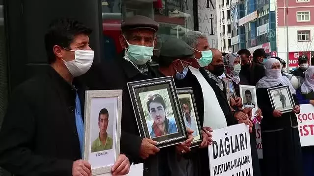 Çocuklarının dağa kaçırılmasından HDP'yi sorumlu tutan aileler eylem yaptı (3) Çocuklarının dağa kaçırılmasından HDP'yi sorumlu tutan aileler eylem yaptı (3)