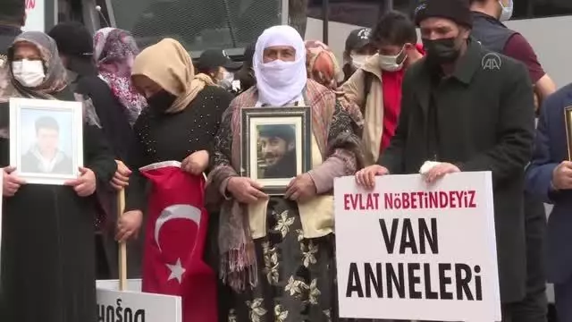 Çocuklarının dağa kaçırılmasından HDP'yi sorumlu tutan aileler eylem yaptı (1) Çocuklarının dağa kaçırılmasından HDP'yi sorumlu tutan aileler eylem yaptı (1)
