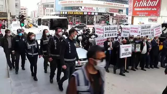 Çocuklarının dağa kaçırılmasından HDP'yi sorumlu tutan aileler eylem yaptı (3) Çocuklarının dağa kaçırılmasından HDP'yi sorumlu tutan aileler eylem yaptı (3)