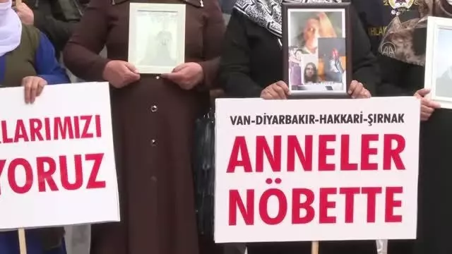 Çocuklarının dağa kaçırılmasından HDP'yi sorumlu tutan aileler eylem yaptı (1) Çocuklarının dağa kaçırılmasından HDP'yi sorumlu tutan aileler eylem yaptı (1)
