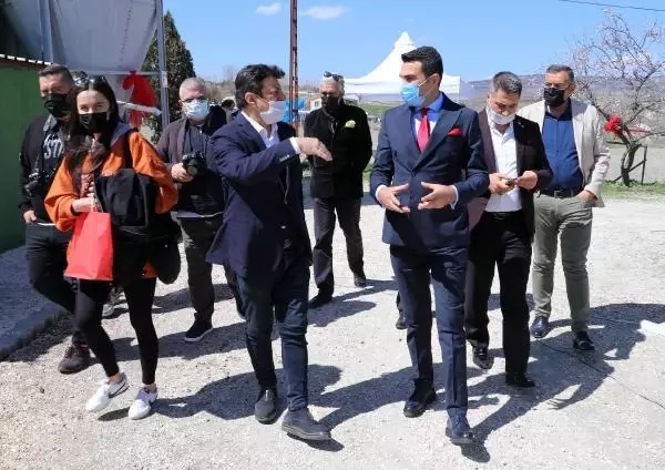 Ünlü şarkıcı Coşkun Sabah, 1 milyon liralık yatırımla Eskişehir'de tavuk çiftliği kurdu Ünlü şarkıcı Coşkun Sabah, 1 milyon liralık yatırımla Eskişehir'de tavuk çiftliği kurdu