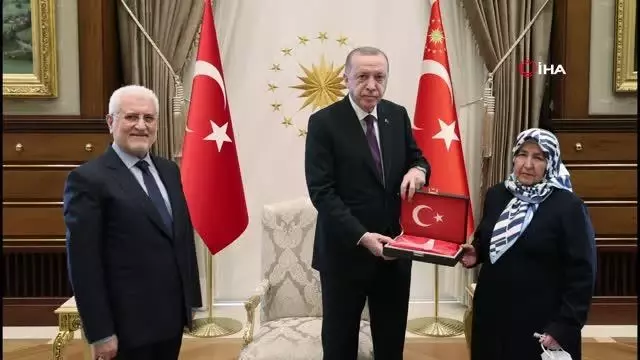 Son dakika haberi! Cumhurbaşkanı Erdoğan, şehit Cumhuriyet Savcısı Mehmet Selim Kiraz'ın anne ve babasını kabul etti Son dakika haberi! Cumhurbaşkanı Erdoğan, şehit Cumhuriyet Savcısı Mehmet Selim Kiraz'ın anne ve babasını kabul etti