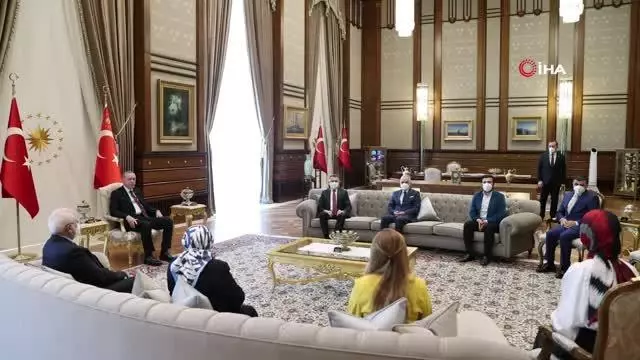 Son dakika haberi! Cumhurbaşkanı Erdoğan, şehit Cumhuriyet Savcısı Mehmet Selim Kiraz'ın anne ve babasını kabul etti Son dakika haberi! Cumhurbaşkanı Erdoğan, şehit Cumhuriyet Savcısı Mehmet Selim Kiraz'ın anne ve babasını kabul etti