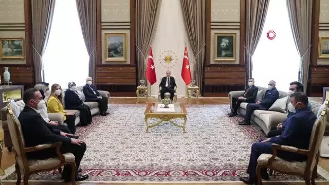Son dakika haberi! Cumhurbaşkanı Erdoğan, şehit Cumhuriyet Savcısı Mehmet Selim Kiraz'ın anne ve babasını kabul etti Son dakika haberi! Cumhurbaşkanı Erdoğan, şehit Cumhuriyet Savcısı Mehmet Selim Kiraz'ın anne ve babasını kabul etti