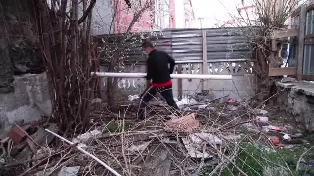 Definecilerin kazdığı çukura düşen köpek kurtarıldı Definecilerin kazdığı çukura düşen köpek kurtarıldı