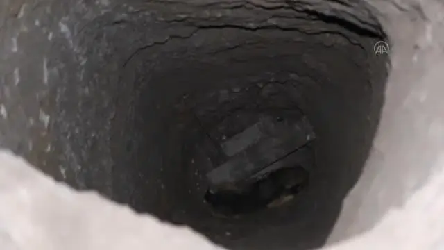 Definecilerin kazdığı çukura düşen köpek kurtarıldı Definecilerin kazdığı çukura düşen köpek kurtarıldı