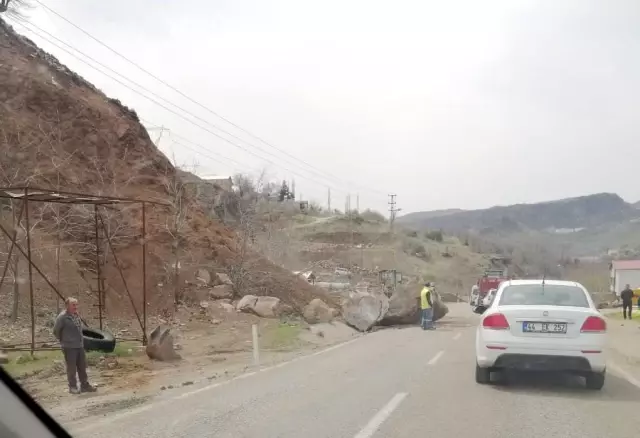 Dev kayalar AdıyamanMalatya Karayolunu trafiğe kapattı Dev kayalar AdıyamanMalatya Karayolunu trafiğe kapattı