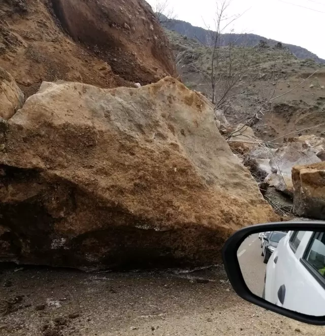 Dev kayalar AdıyamanMalatya Karayolunu trafiğe kapattı Dev kayalar AdıyamanMalatya Karayolunu trafiğe kapattı