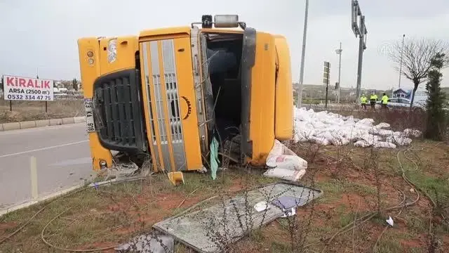 Devrilen tırın sürücüsü yaralandı Devrilen tırın sürücüsü yaralandı