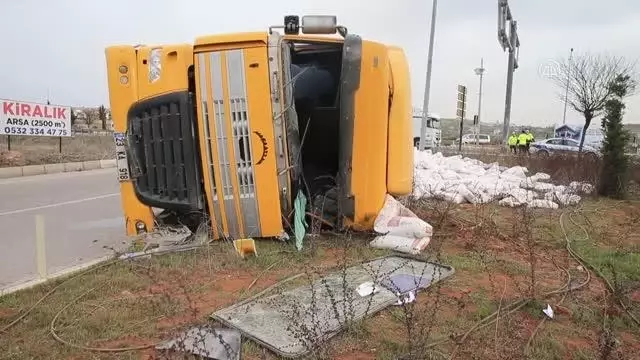 Devrilen tırın sürücüsü yaralandı Devrilen tırın sürücüsü yaralandı