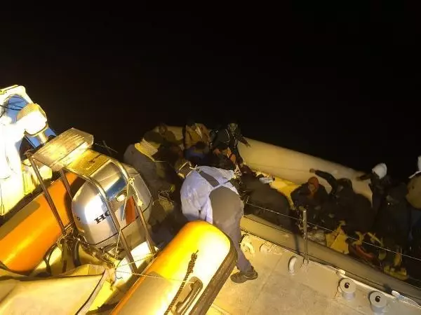 Dikili'de 64 kaçak göçmen kurtarıldı Dikili'de 64 kaçak göçmen kurtarıldı