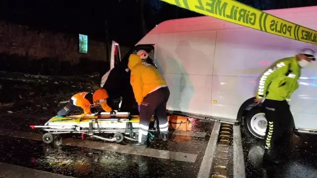 Dolmabahçe'de kontrolden çıkan minibüs önce ağaca sonra direğe çarptı: 1 yaralı Dolmabahçe'de kontrolden çıkan minibüs önce ağaca sonra direğe çarptı: 1 yaralı