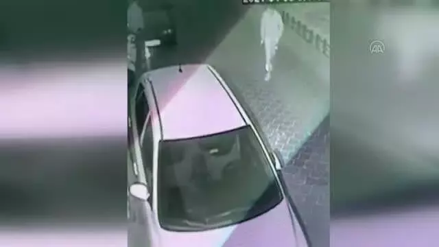Dönercinin paket servis için aldığı motosikletin çalınma anı güvenlik kamerasında Dönercinin paket servis için aldığı motosikletin çalınma anı güvenlik kamerasında