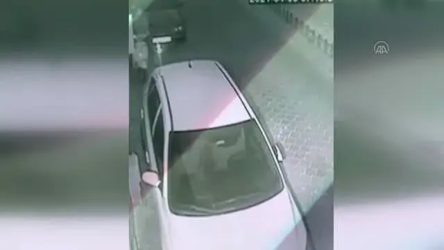 Dönercinin paket servis için aldığı motosikletin çalınma anı güvenlik kamerasında Dönercinin paket servis için aldığı motosikletin çalınma anı güvenlik kamerasında